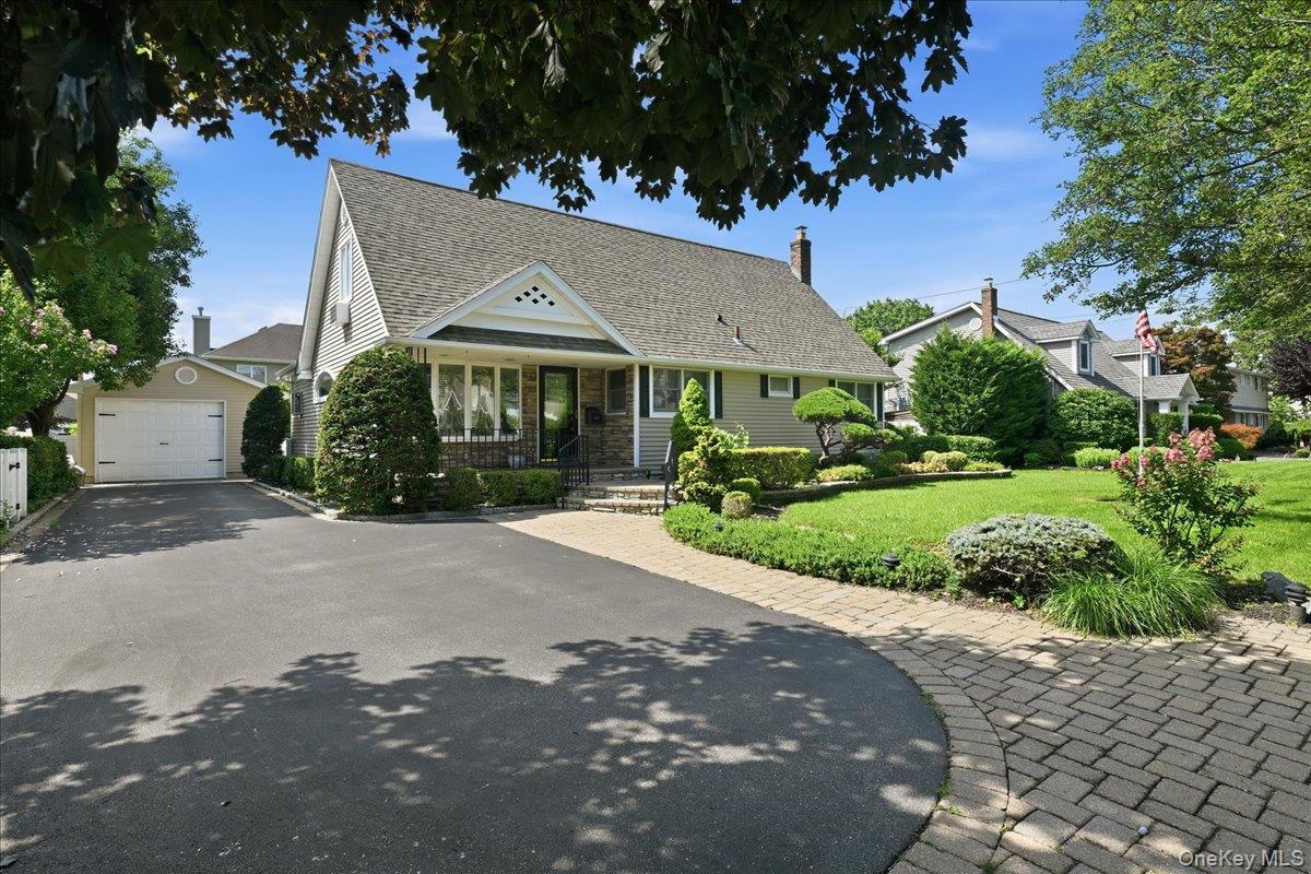 672 Westbury Avenue Property Photo 1