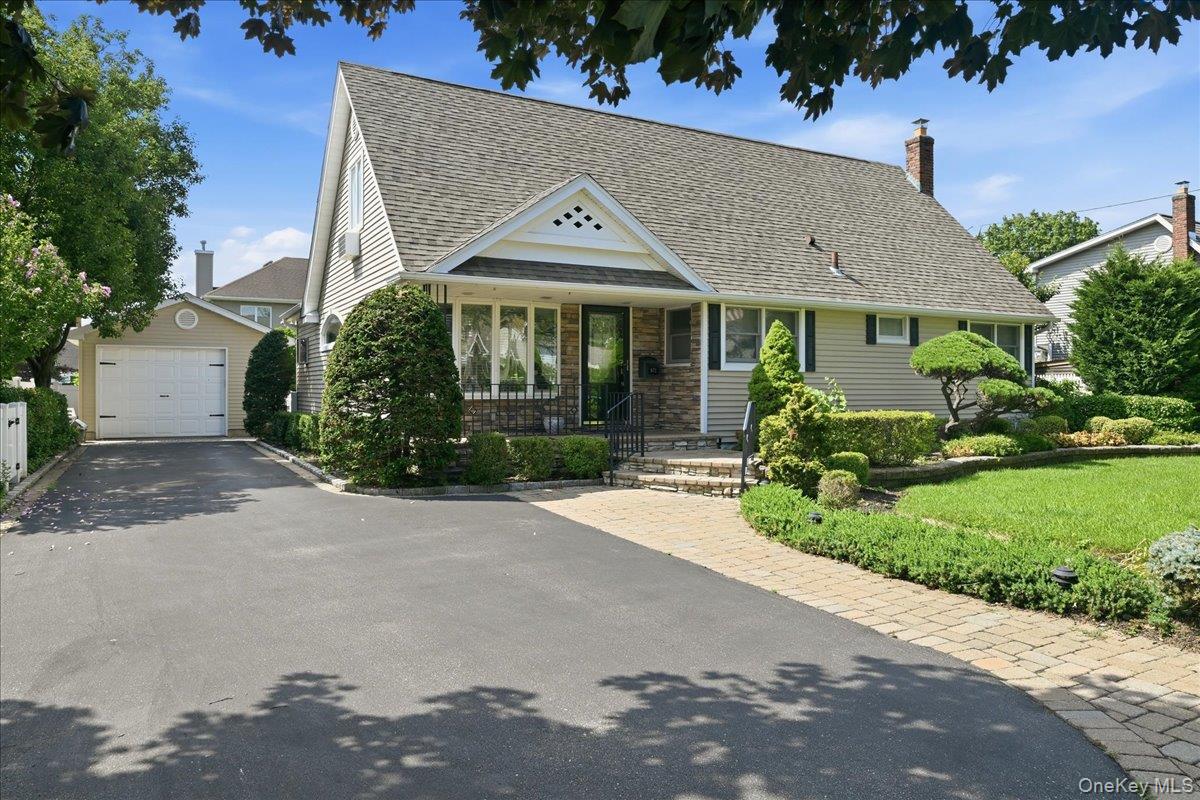 672 Westbury Avenue Property Photo 2