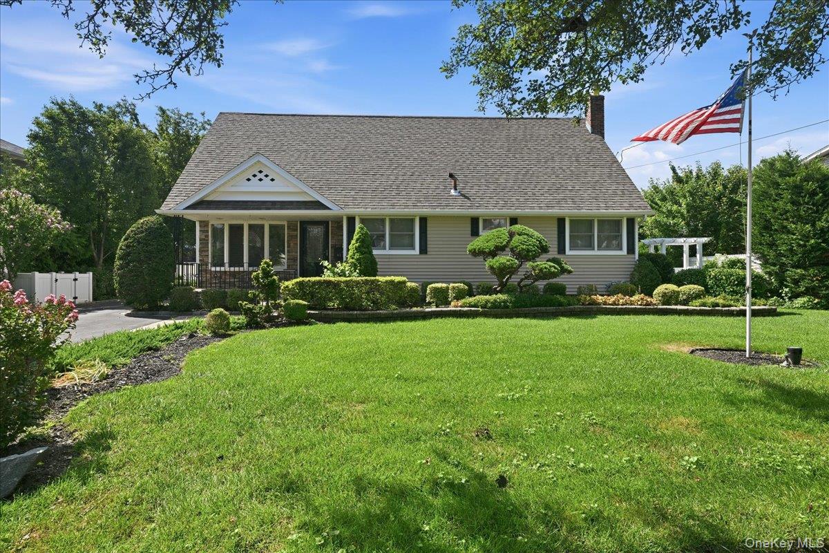 672 Westbury Avenue Property Photo 3