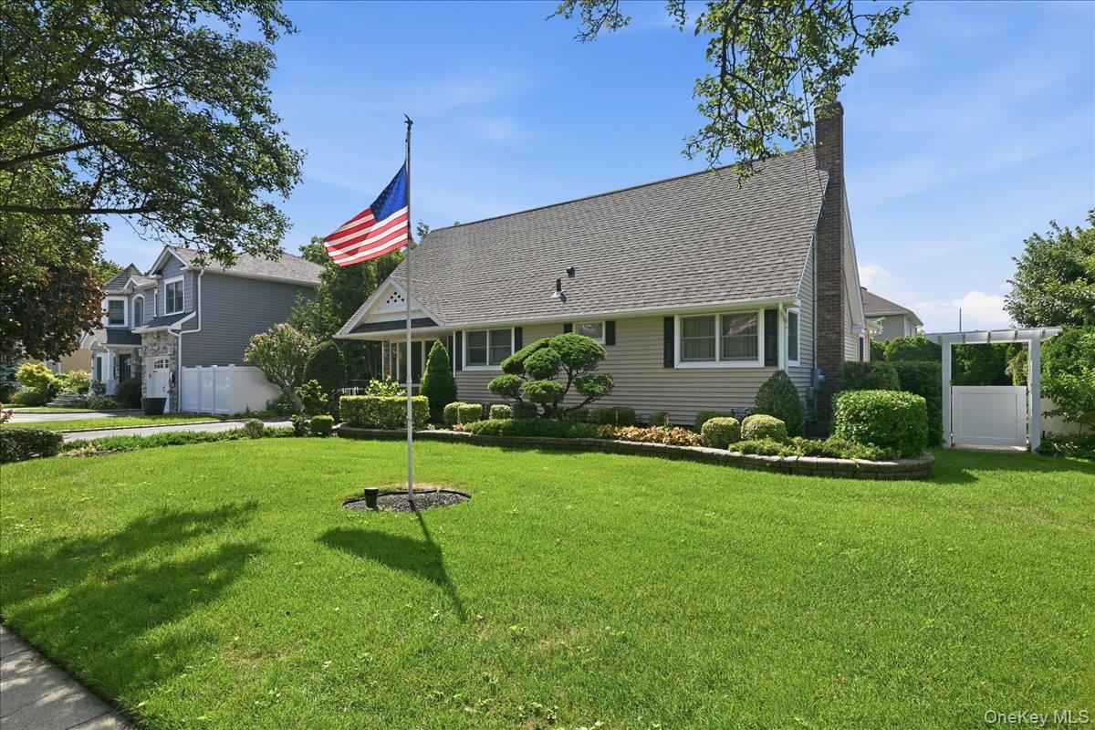 672 Westbury Avenue Property Photo 4