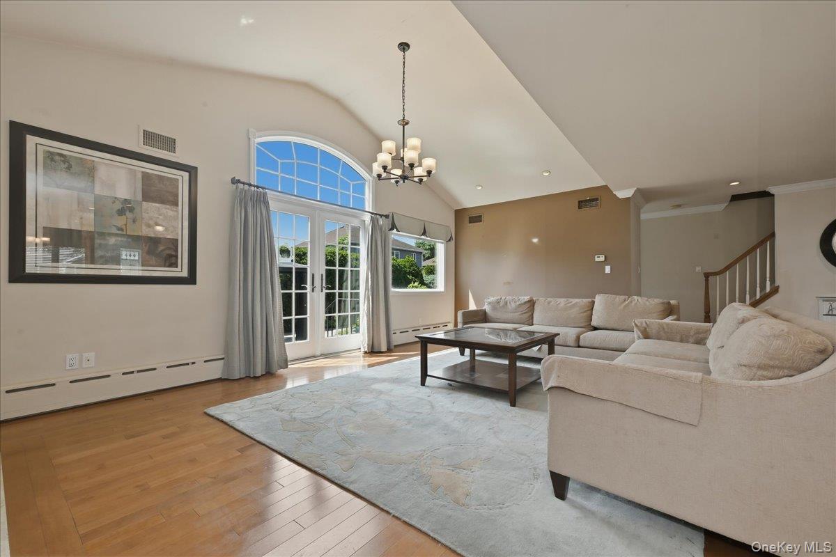 672 Westbury Avenue Property Photo 6