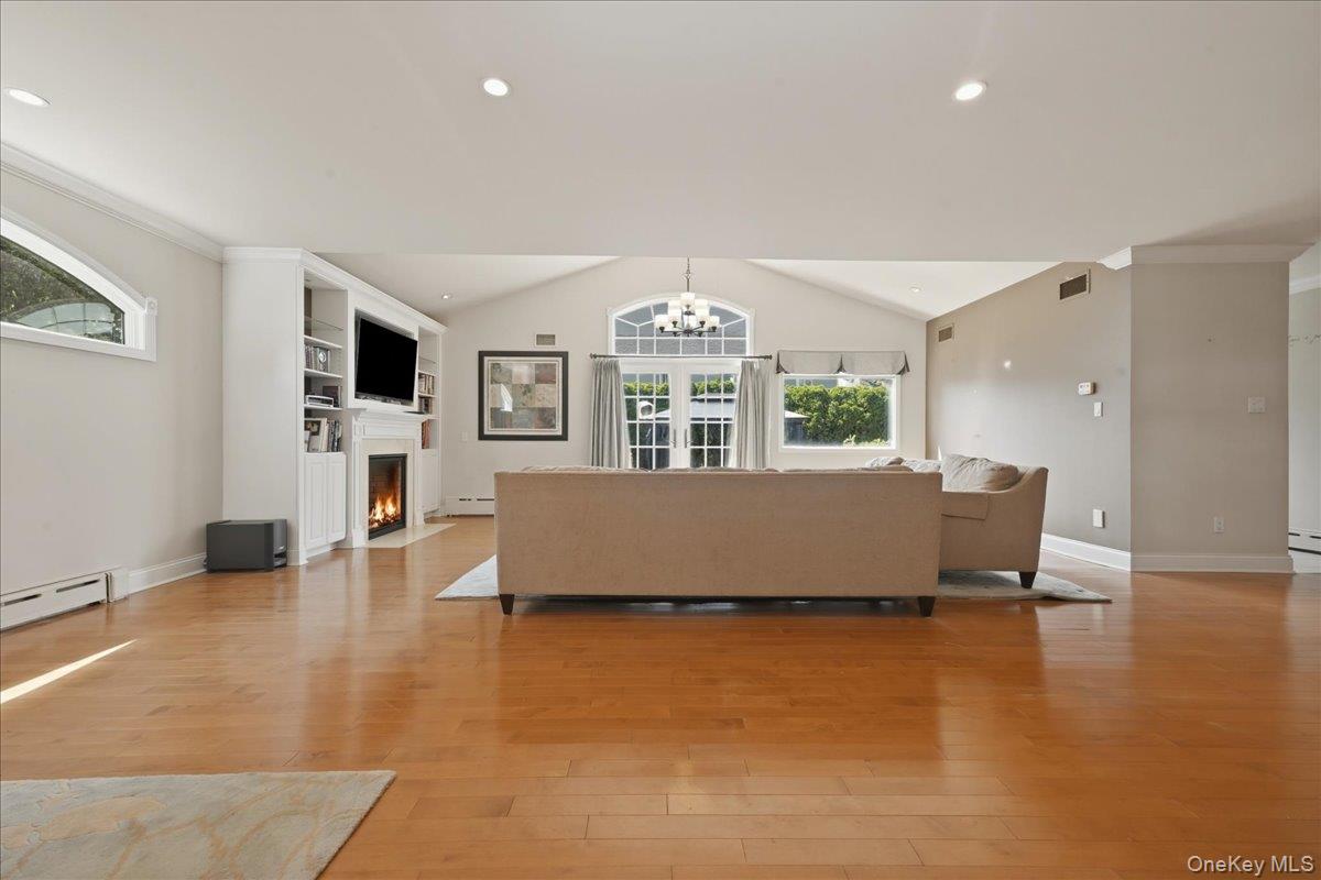 672 Westbury Avenue Property Photo 9