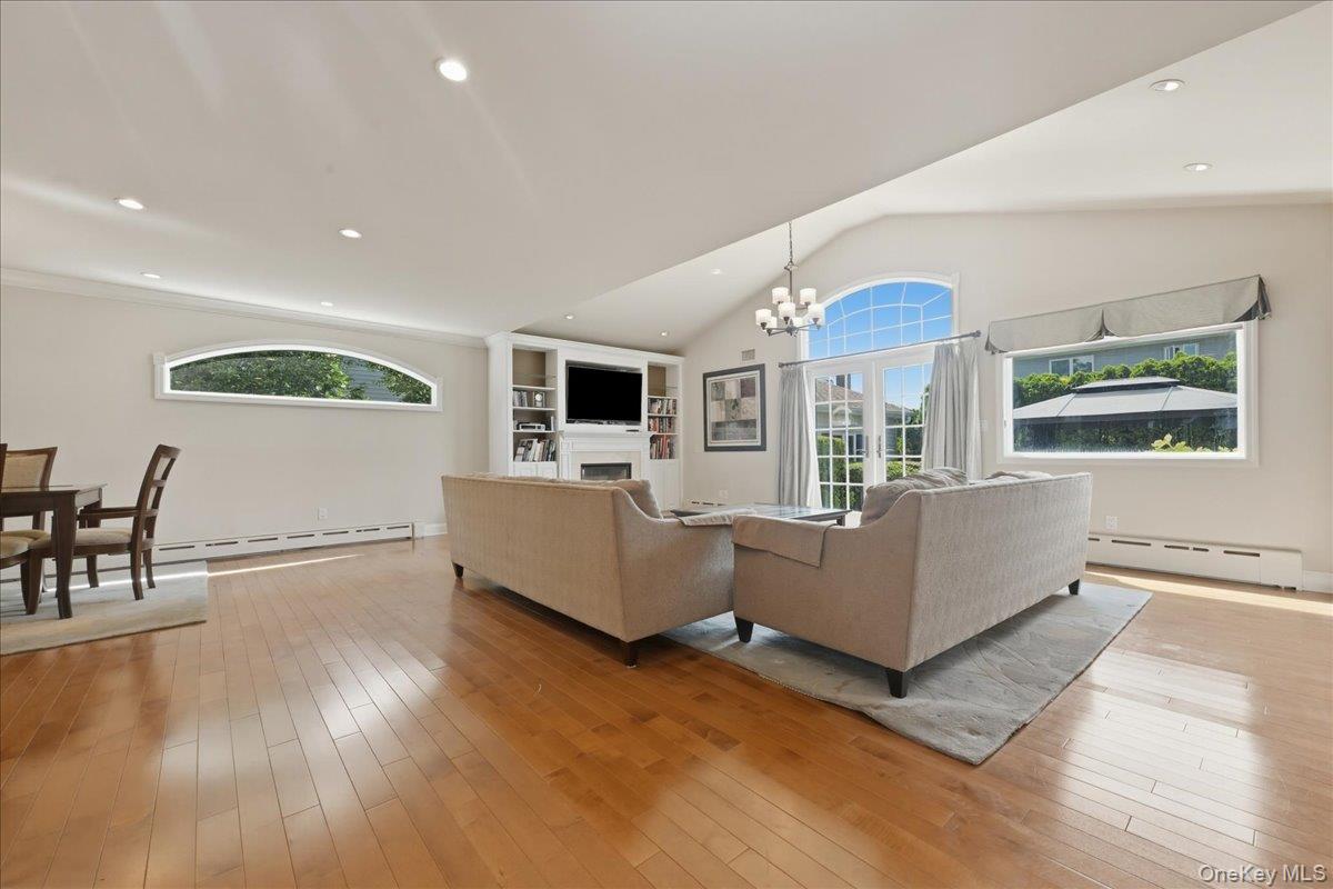 672 Westbury Avenue Property Photo 10