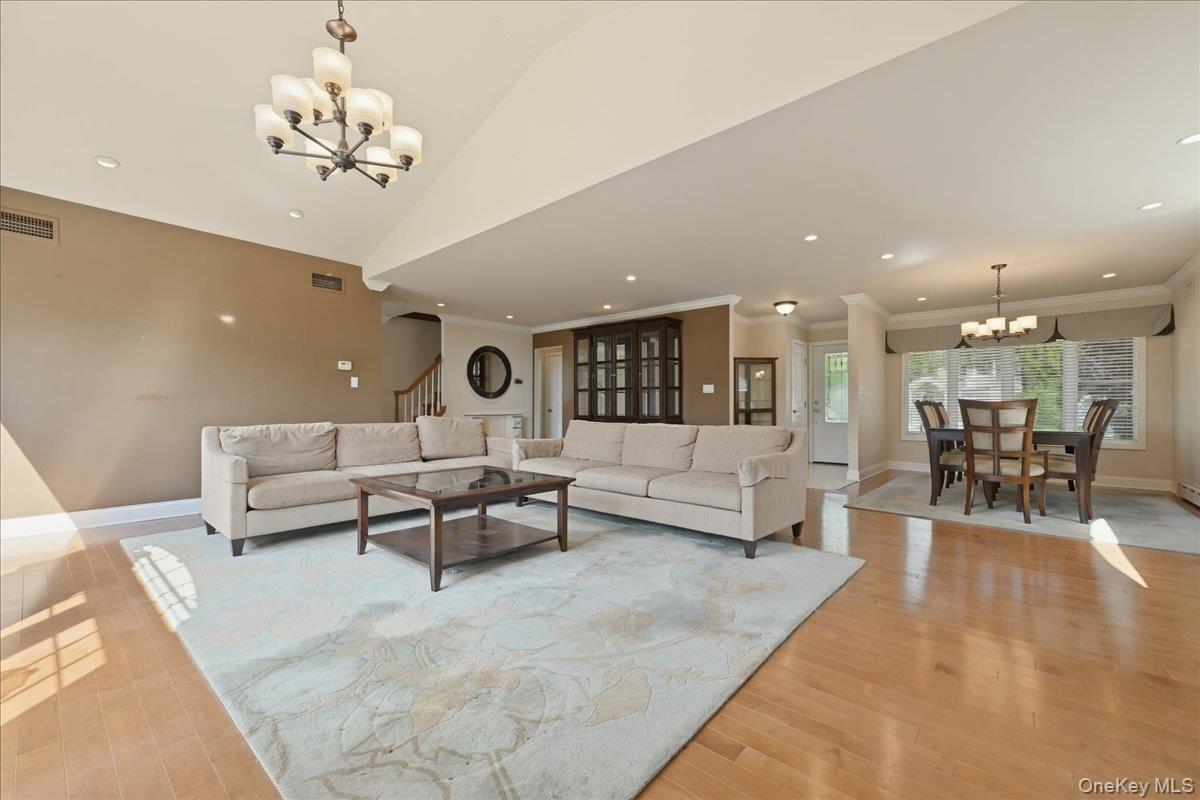 672 Westbury Avenue Property Photo 13