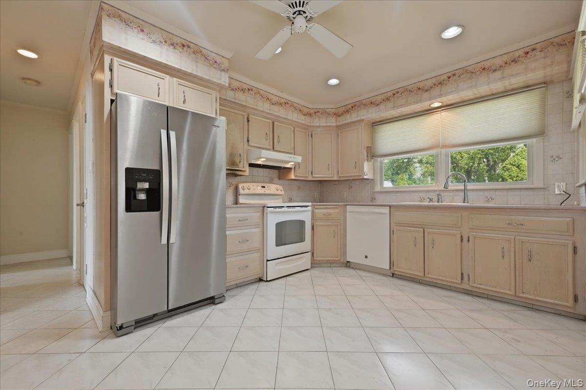 672 Westbury Avenue Property Photo 14