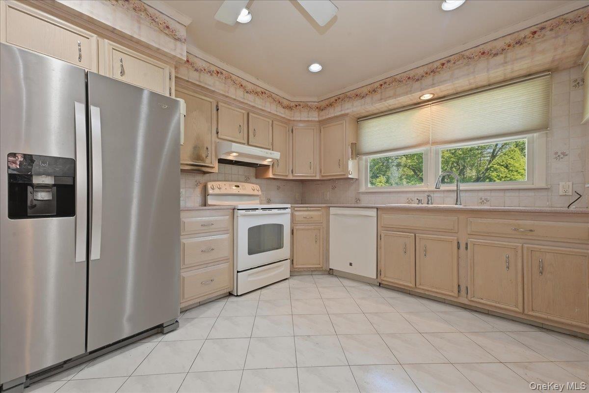 672 Westbury Avenue Property Photo 15
