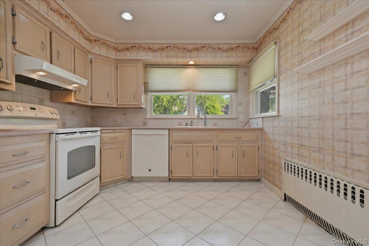 672 Westbury Avenue Property Photo 16