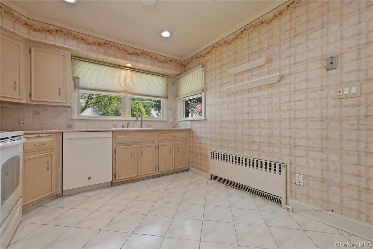 672 Westbury Avenue Property Photo 17