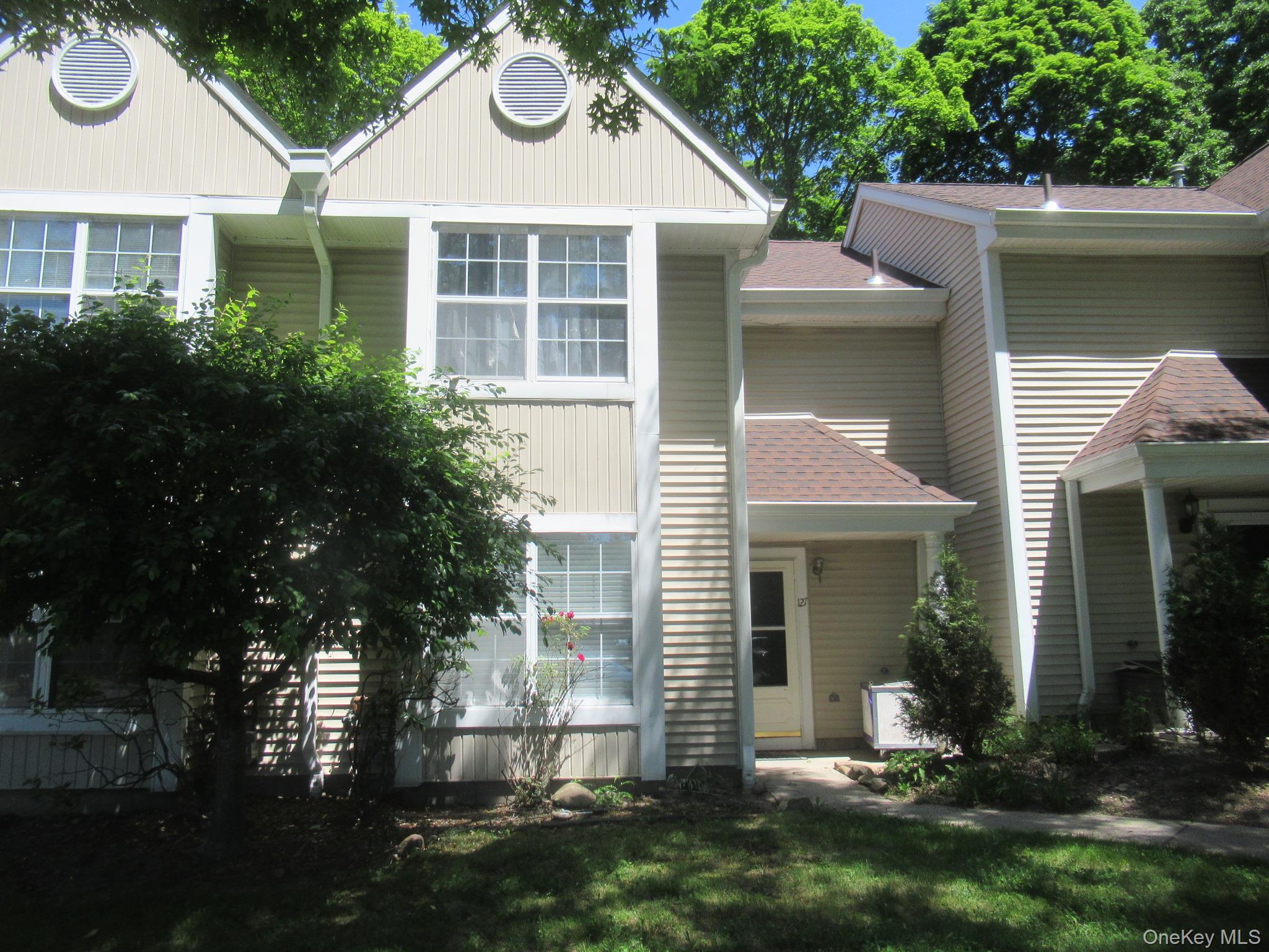 127 Creekside Circle Property Photo 2
