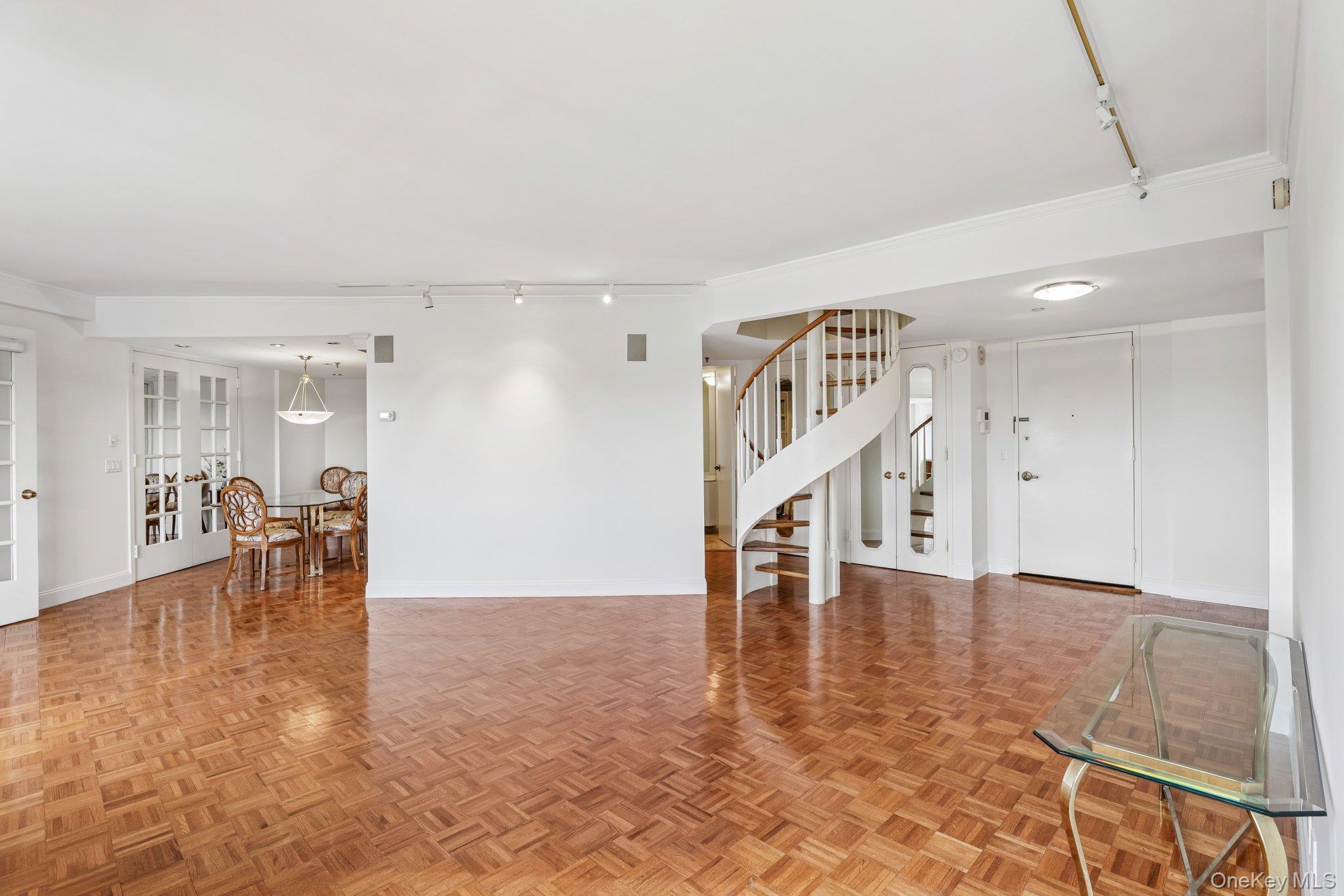 100 Hilton Avenue 907 Property Photo 2