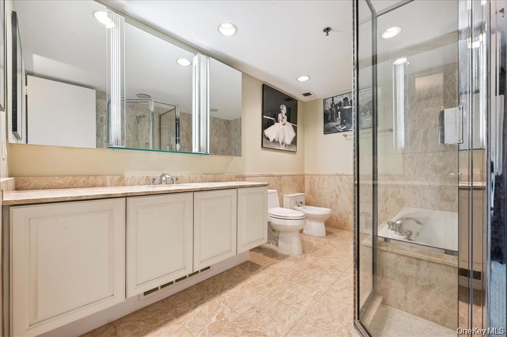 100 Hilton Avenue 907 Property Photo 14
