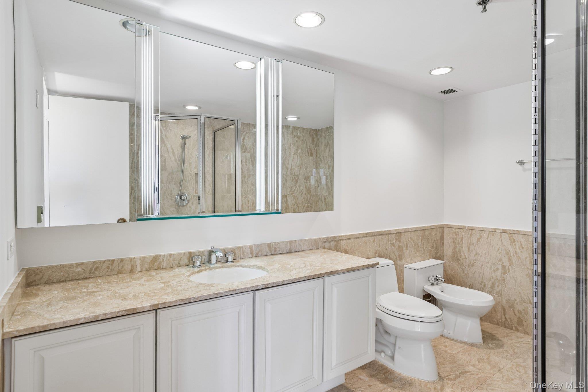 100 Hilton Avenue 907 Property Photo 15