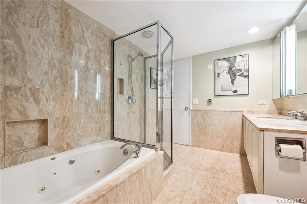 100 Hilton Avenue 907 Property Photo 16