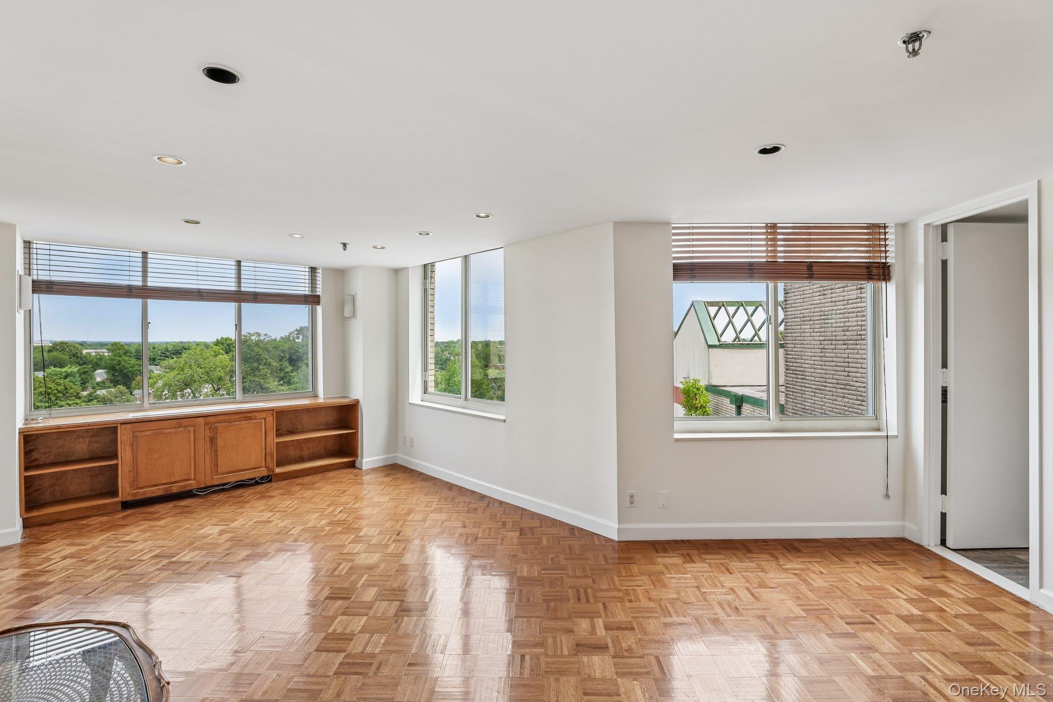 100 Hilton Avenue 907 Property Photo 18