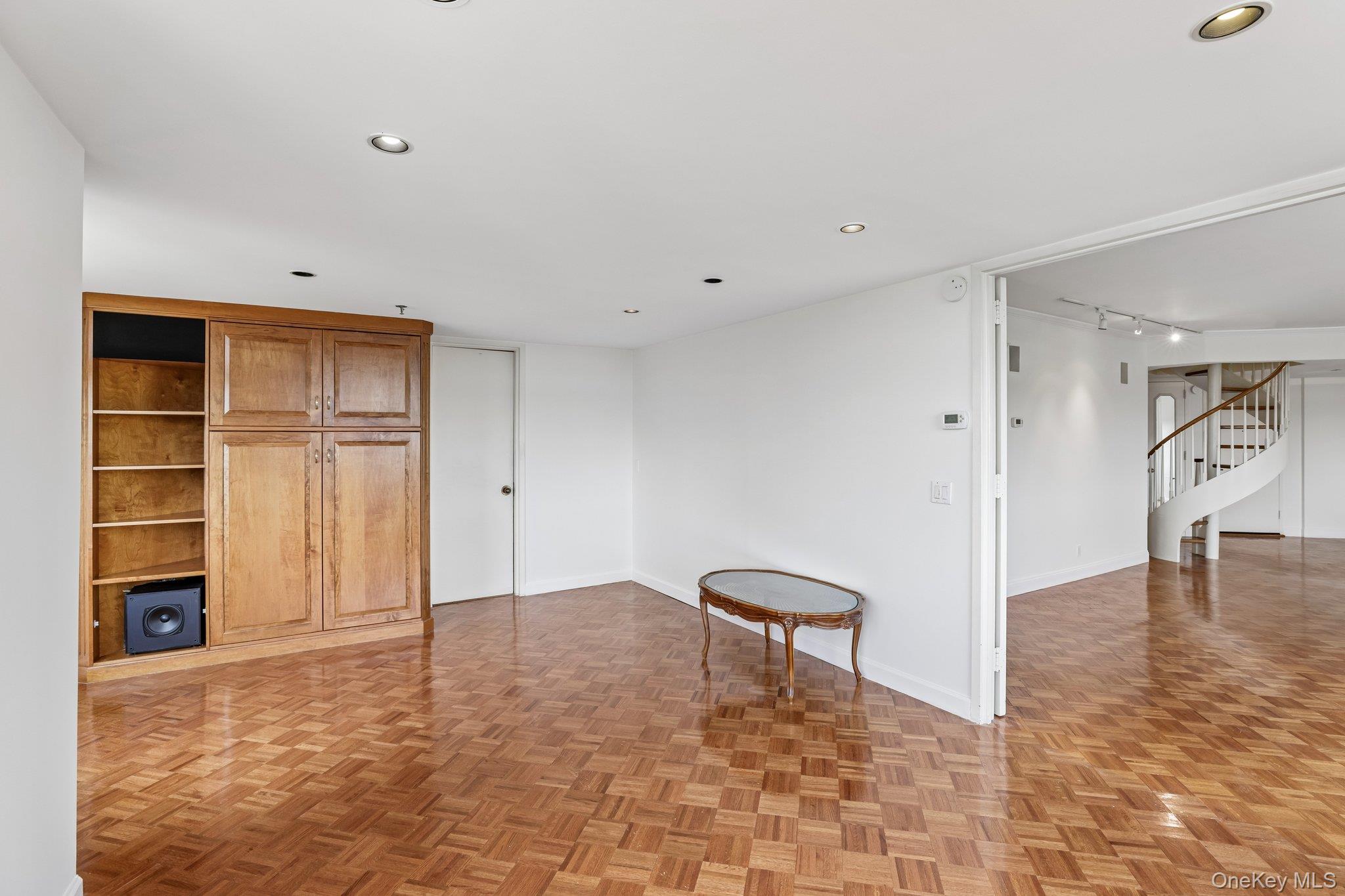100 Hilton Avenue 907 Property Photo 19