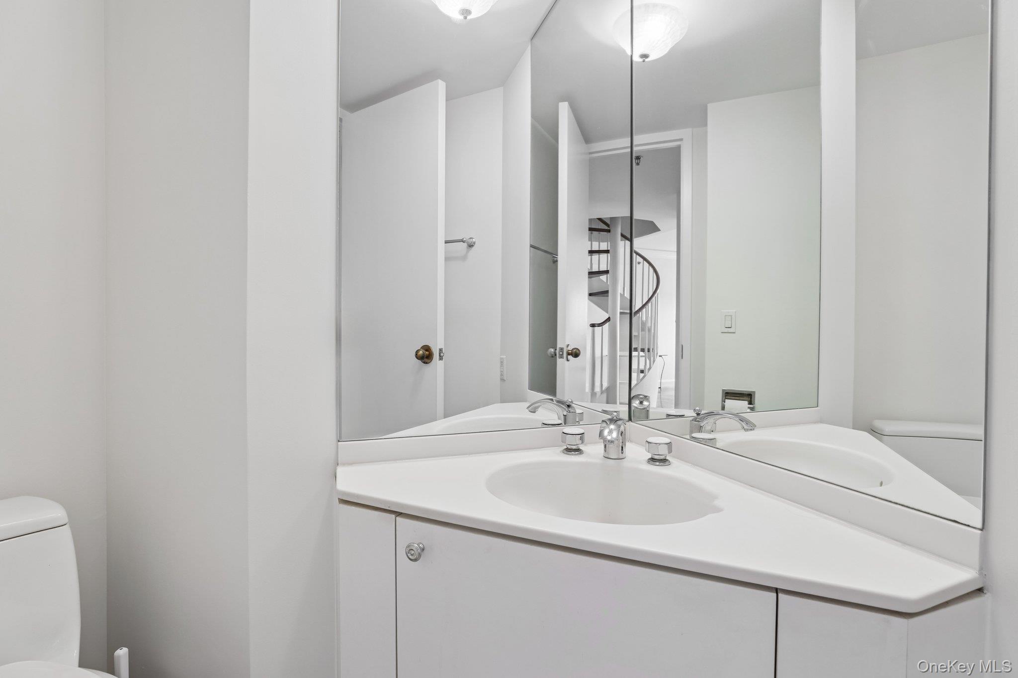 100 Hilton Avenue 907 Property Photo 22