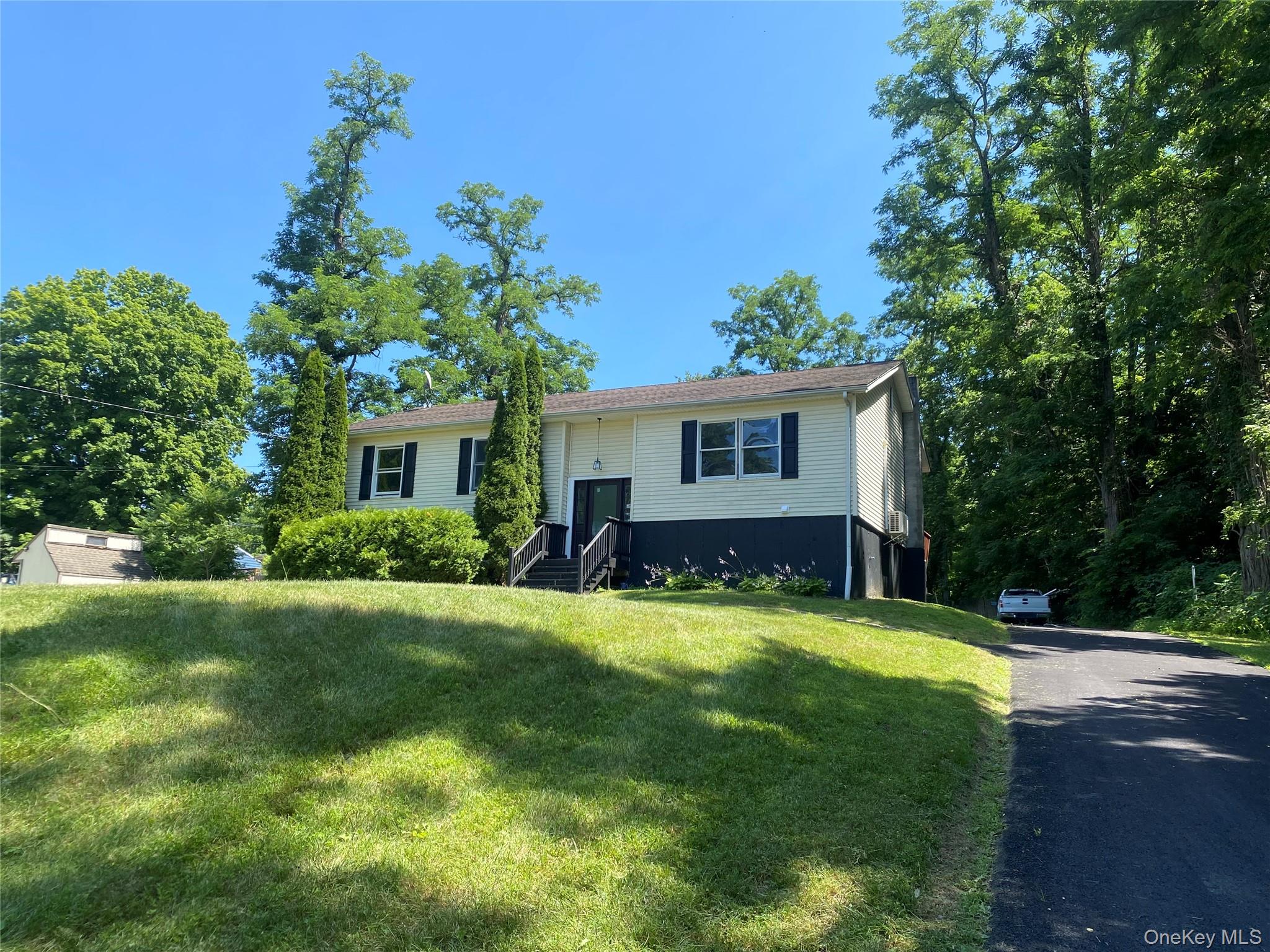 619 Creekside Road Property Photo 2