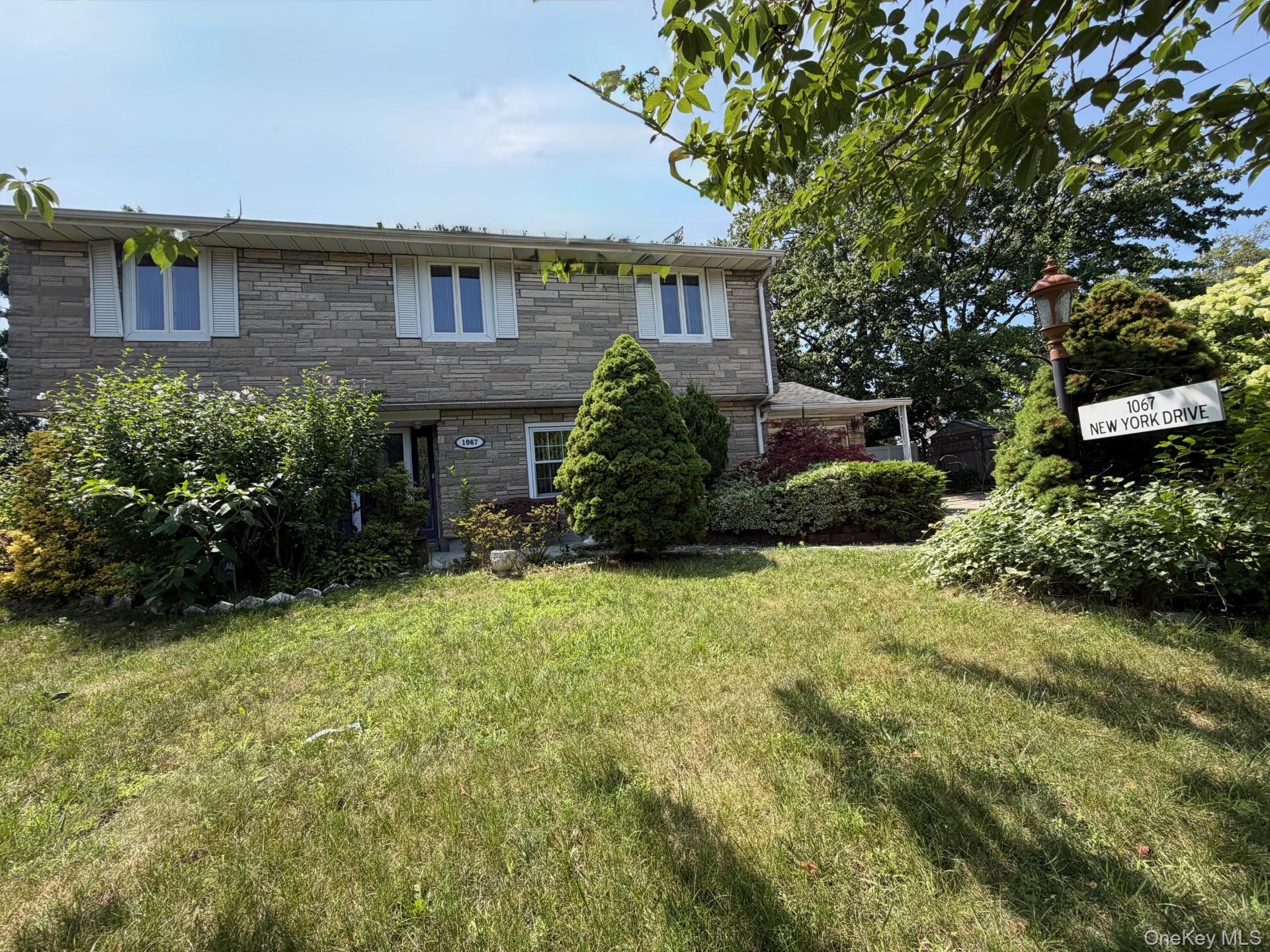 1067 N New York Drive Property Photo 1