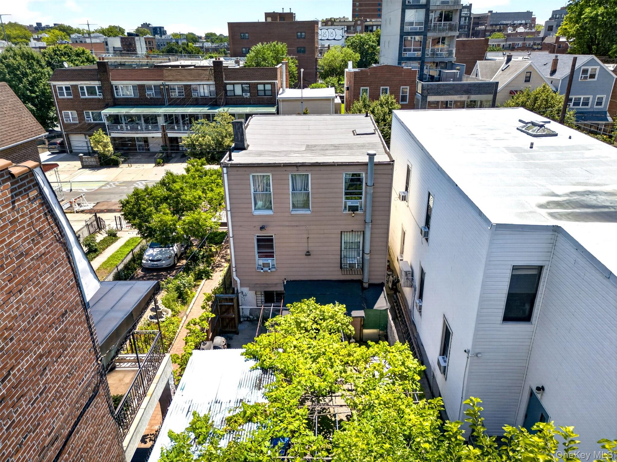 25-14 Crescent Street Property Photo 5