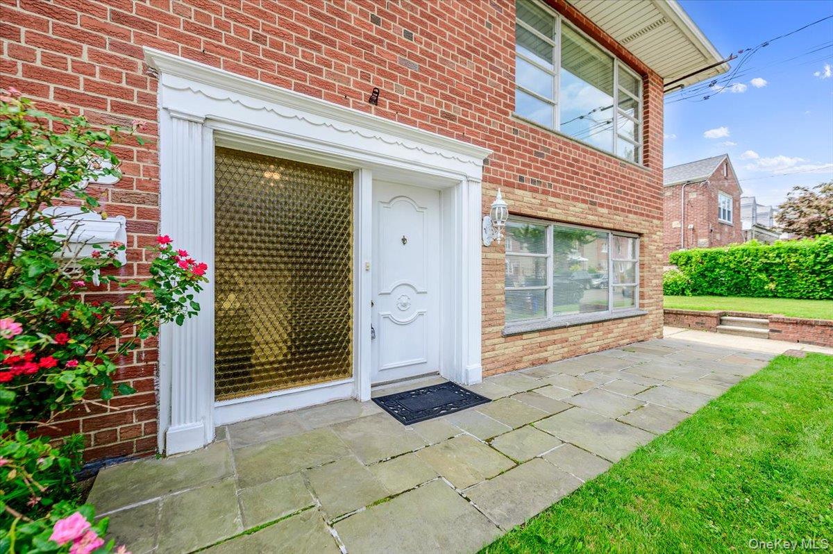 2539 Woodhull Avenue Property Photo 3