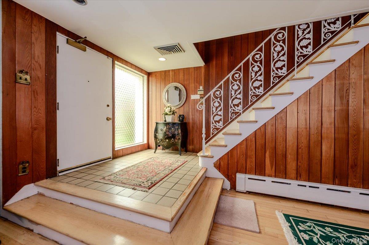 2539 Woodhull Avenue Property Photo 4