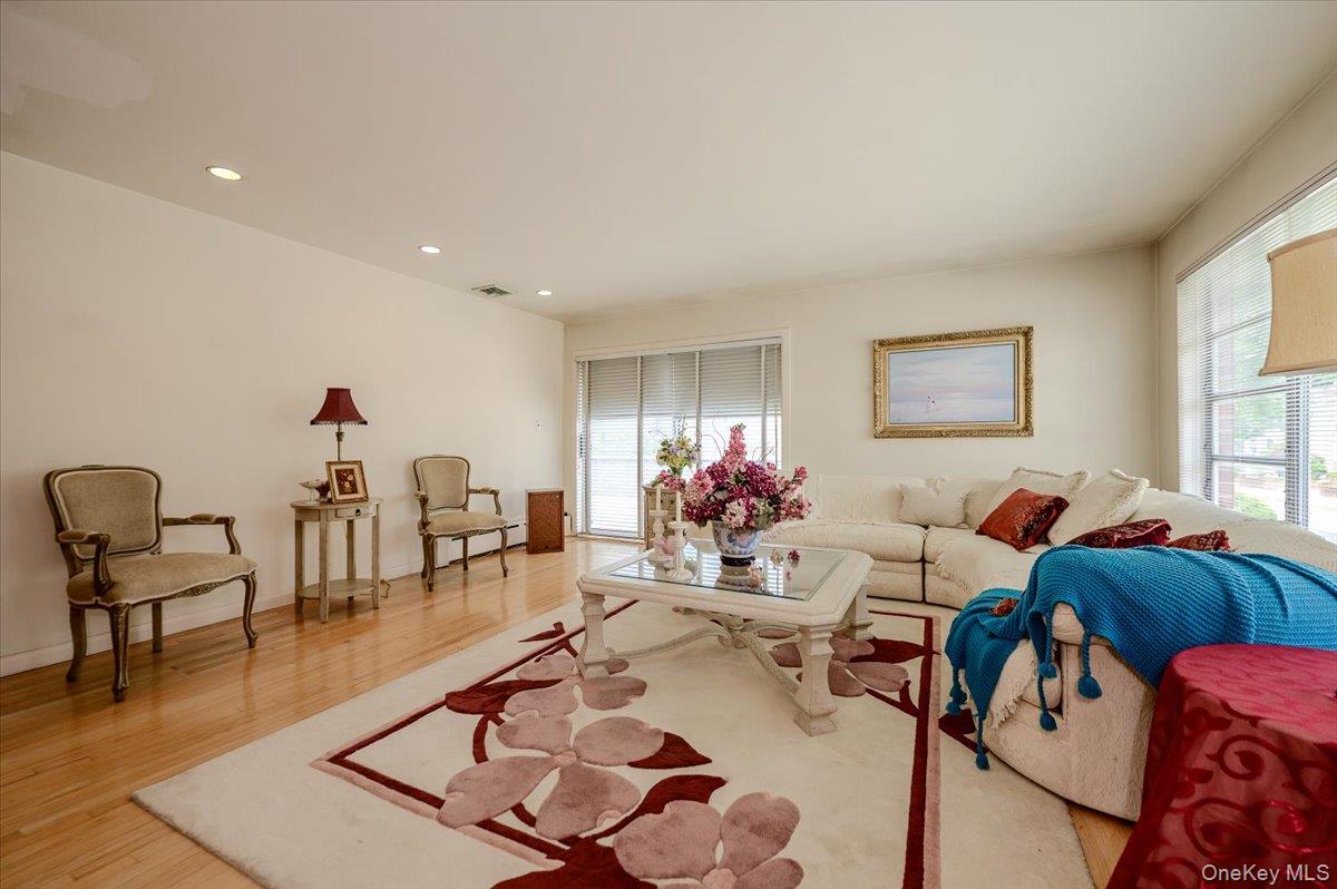 2539 Woodhull Avenue Property Photo 6