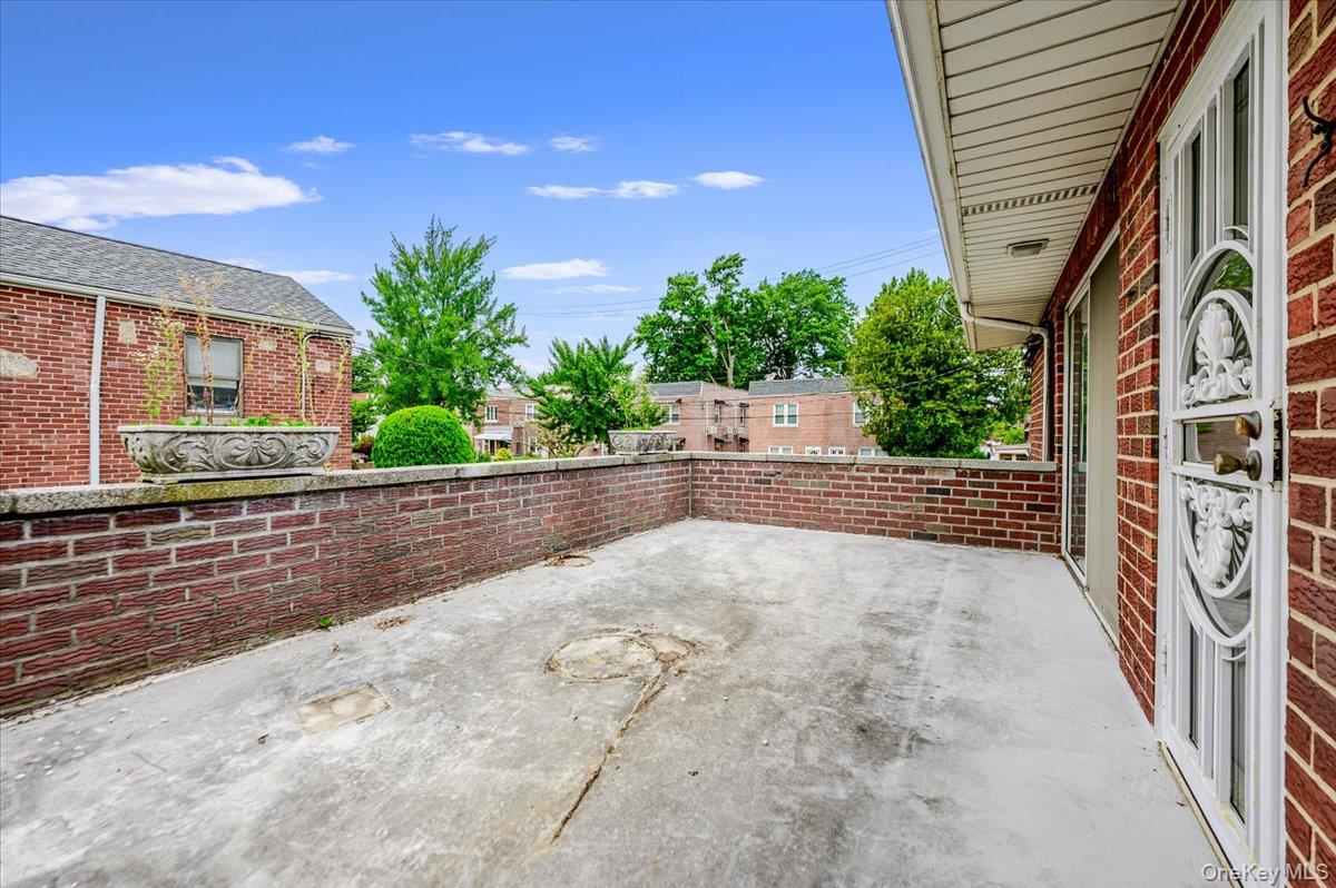 2539 Woodhull Avenue Property Photo 13