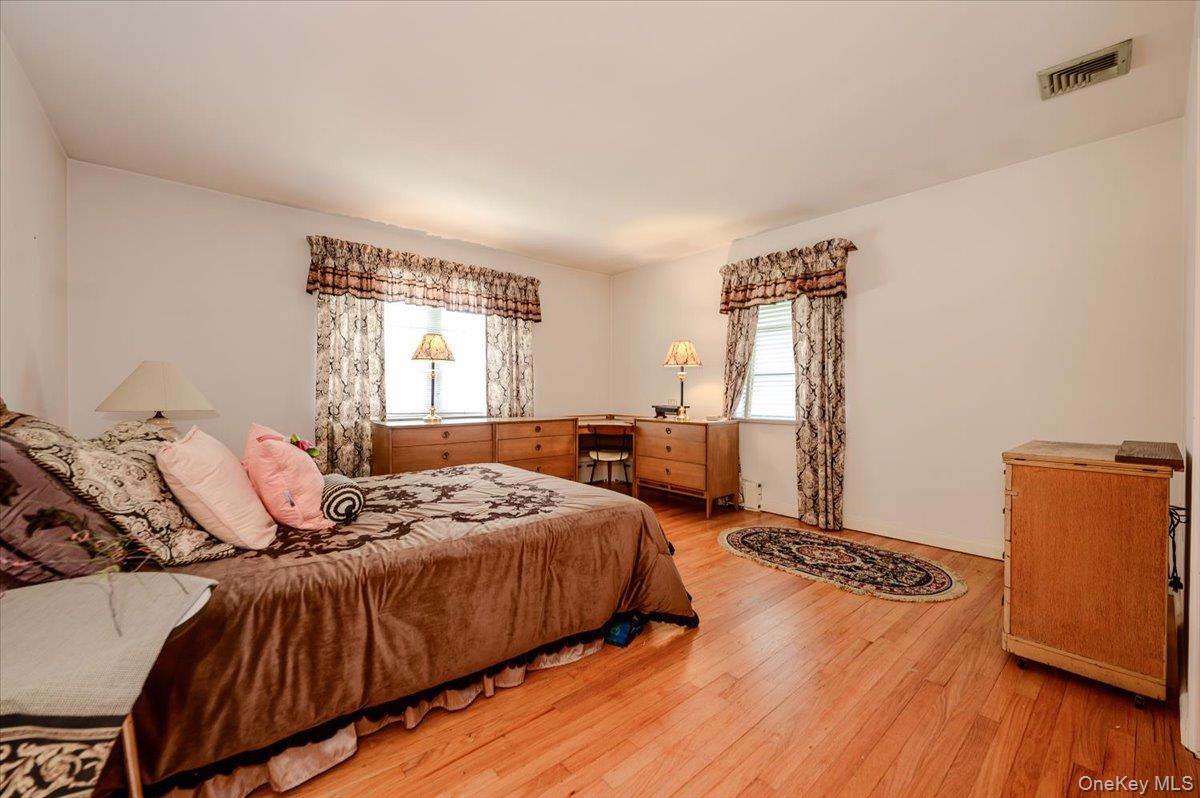 2539 Woodhull Avenue Property Photo 15
