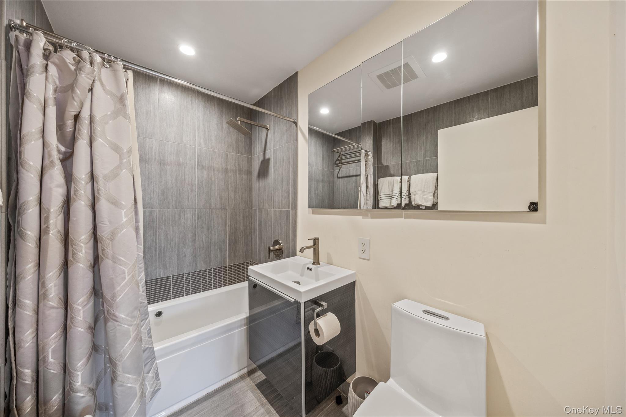 5-49 Borden Avenue 2b Property Photo 13