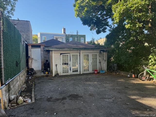646 E 230th Street Property Photo 3