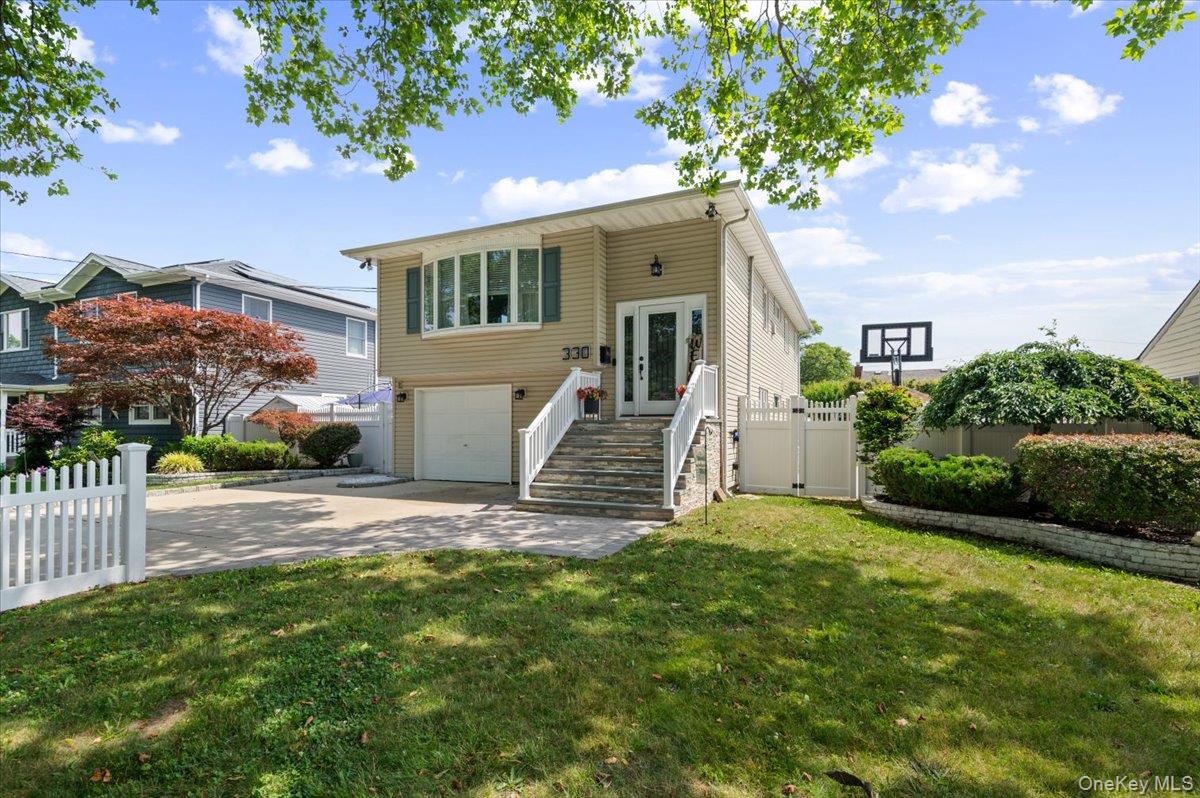 330 Granada Parkway Property Photo 2