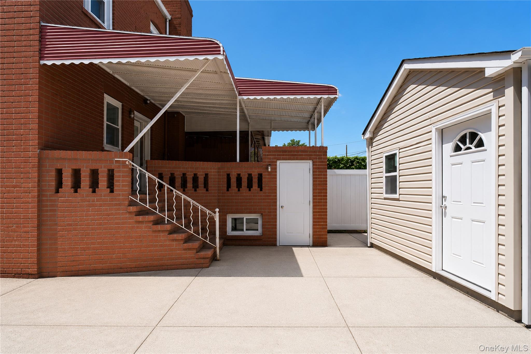 2027 E 35th Street Property Photo 4