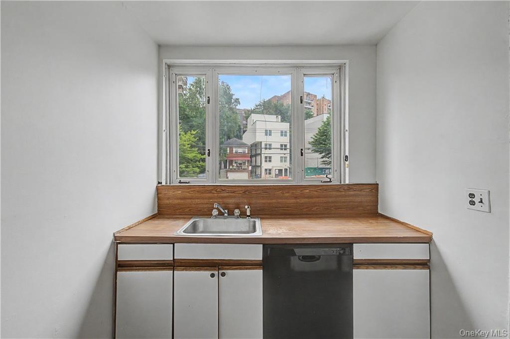 138 Van Cortlandt Park Property Photo 15