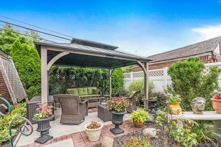 8617 253rd Street Property Photo 5