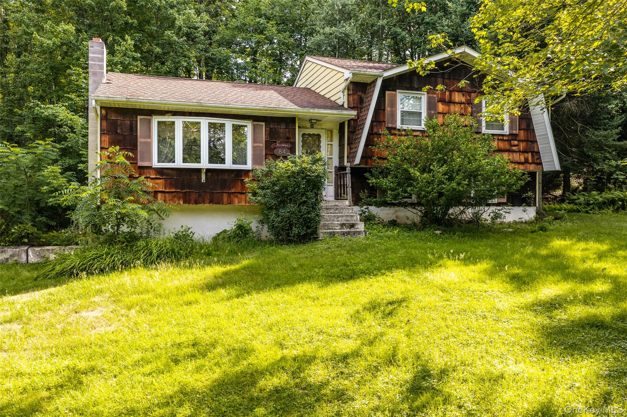 84 Railroad Avenue Property Photo 2
