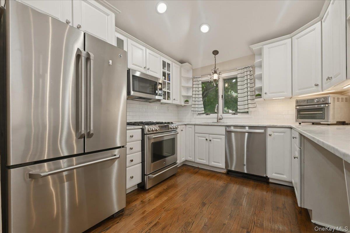 56 Glen Cove Drive Property Photo 11