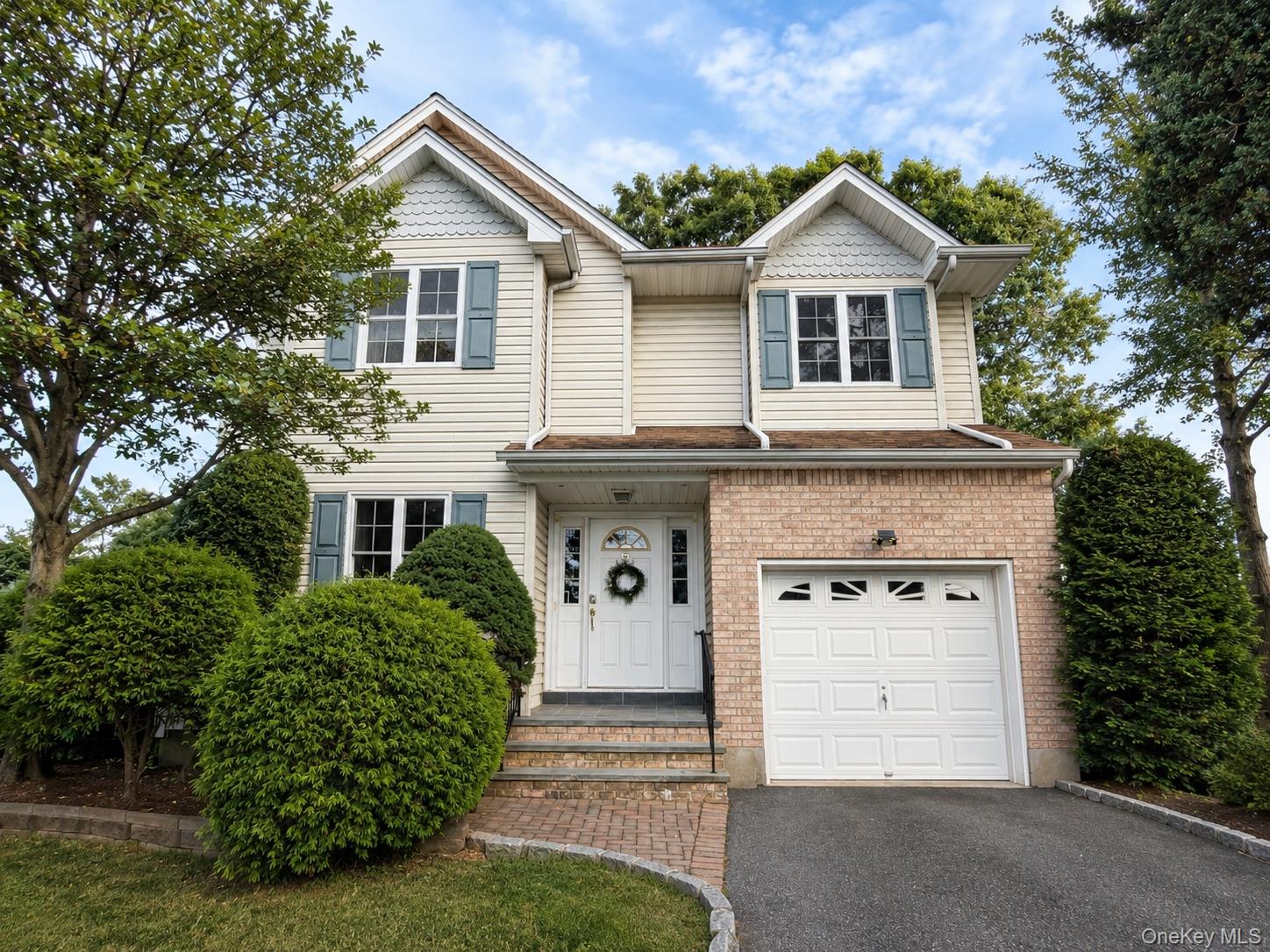 35 Willis Avenue Property Photo 1