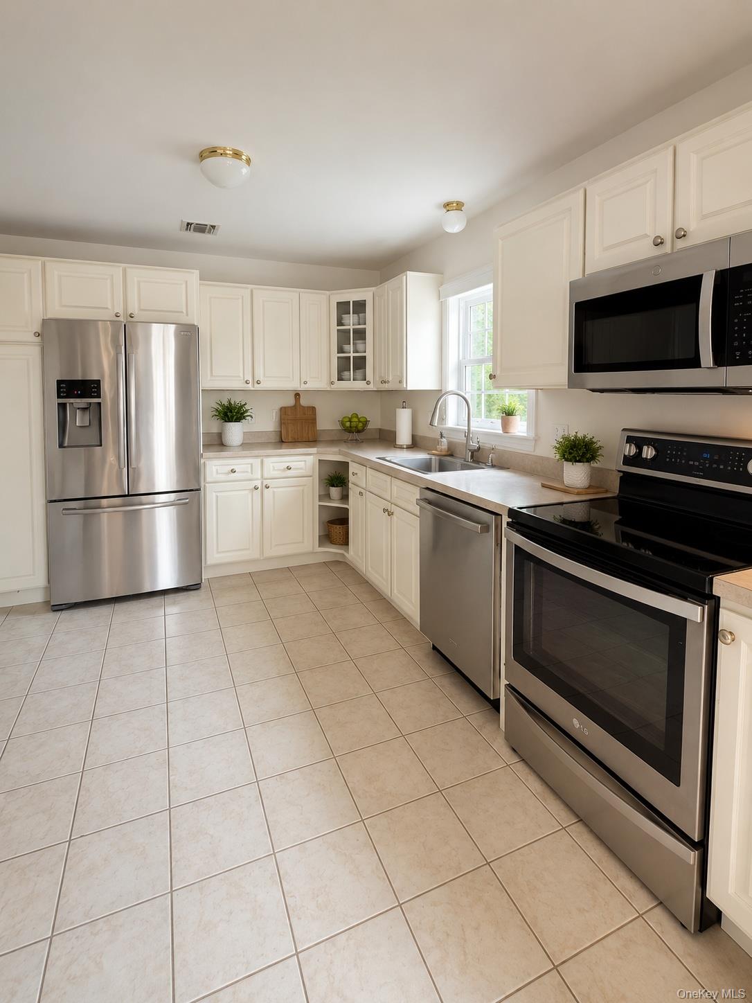 35 Willis Avenue Property Photo 4