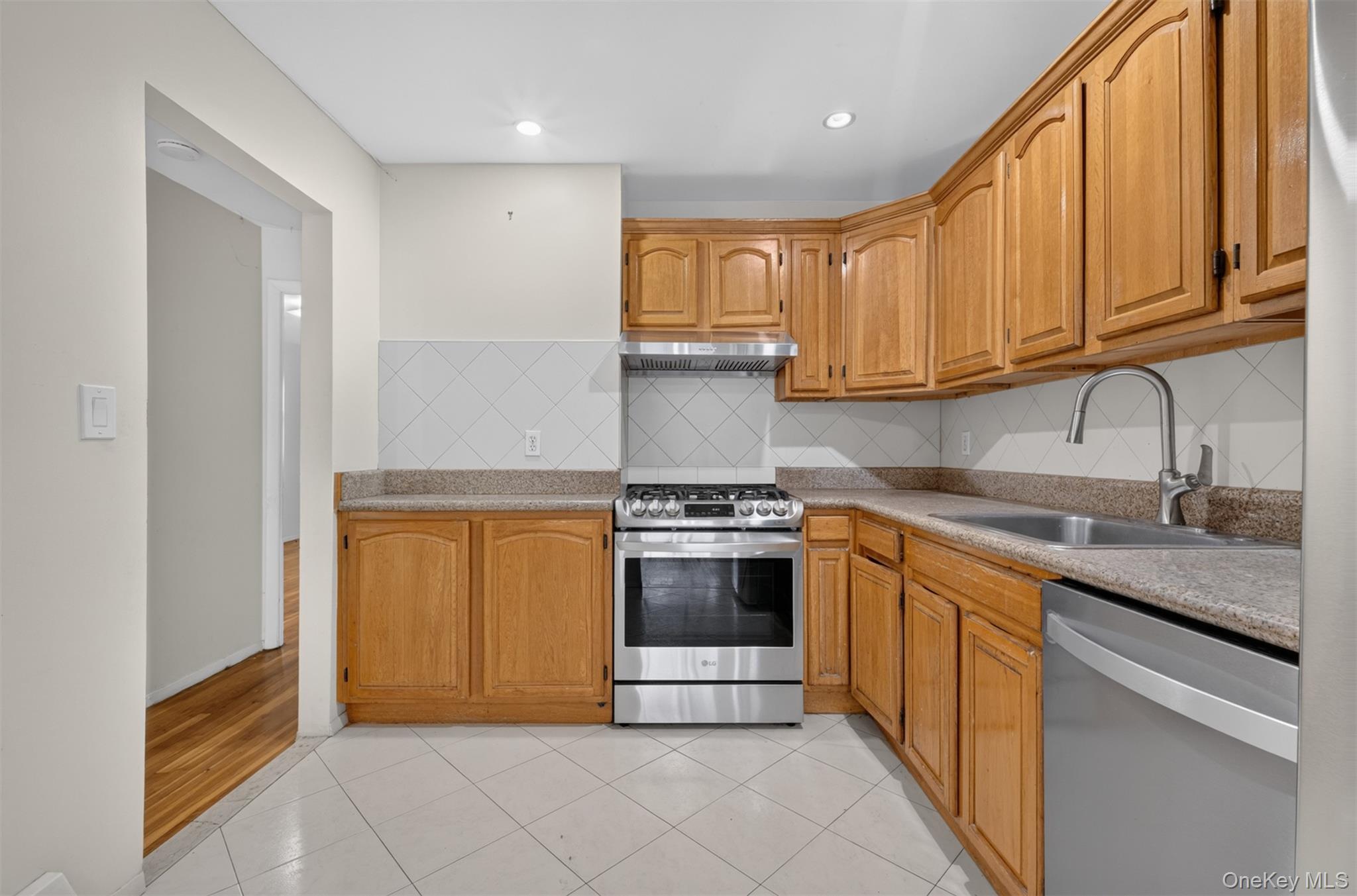 143-27 Roosevelt Avenue Property Photo 22