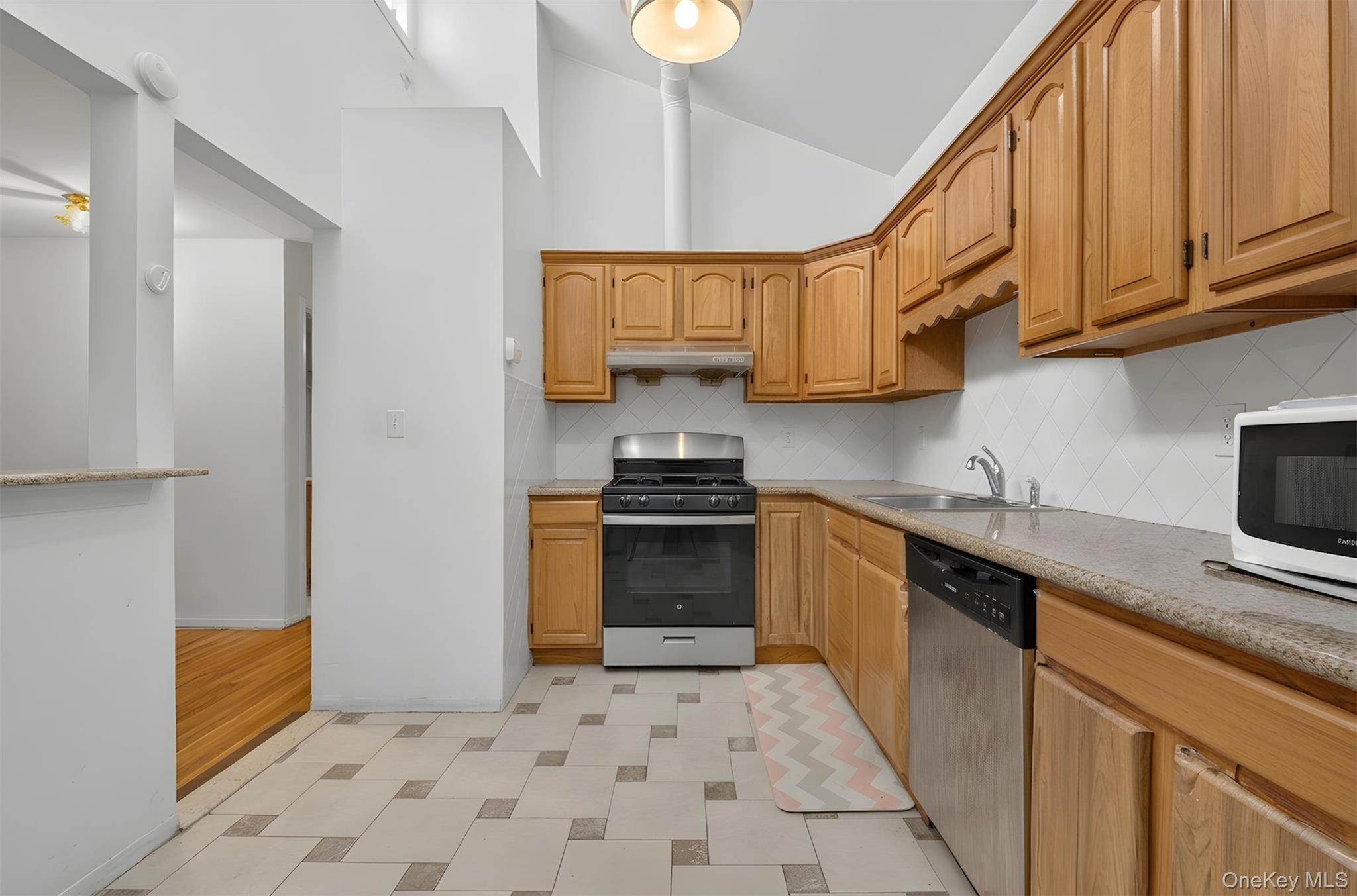 143-27 Roosevelt Avenue Property Photo 32