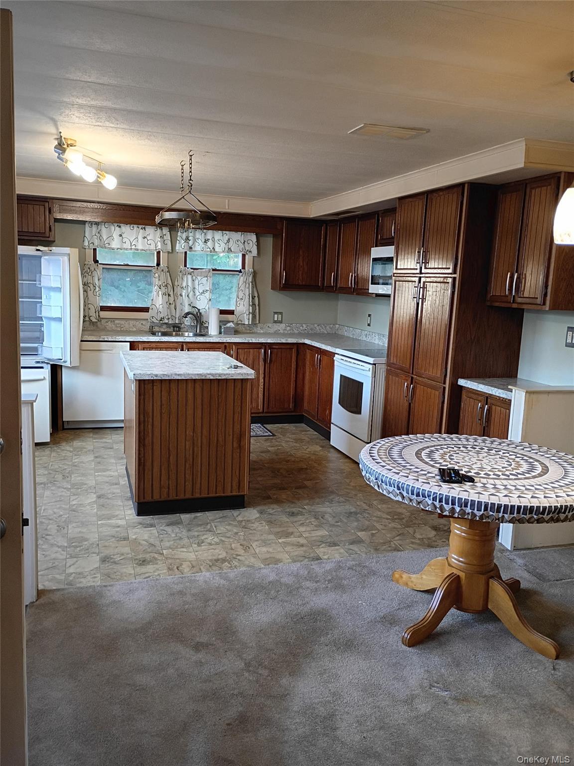 89 Village Circle Property Photo 7