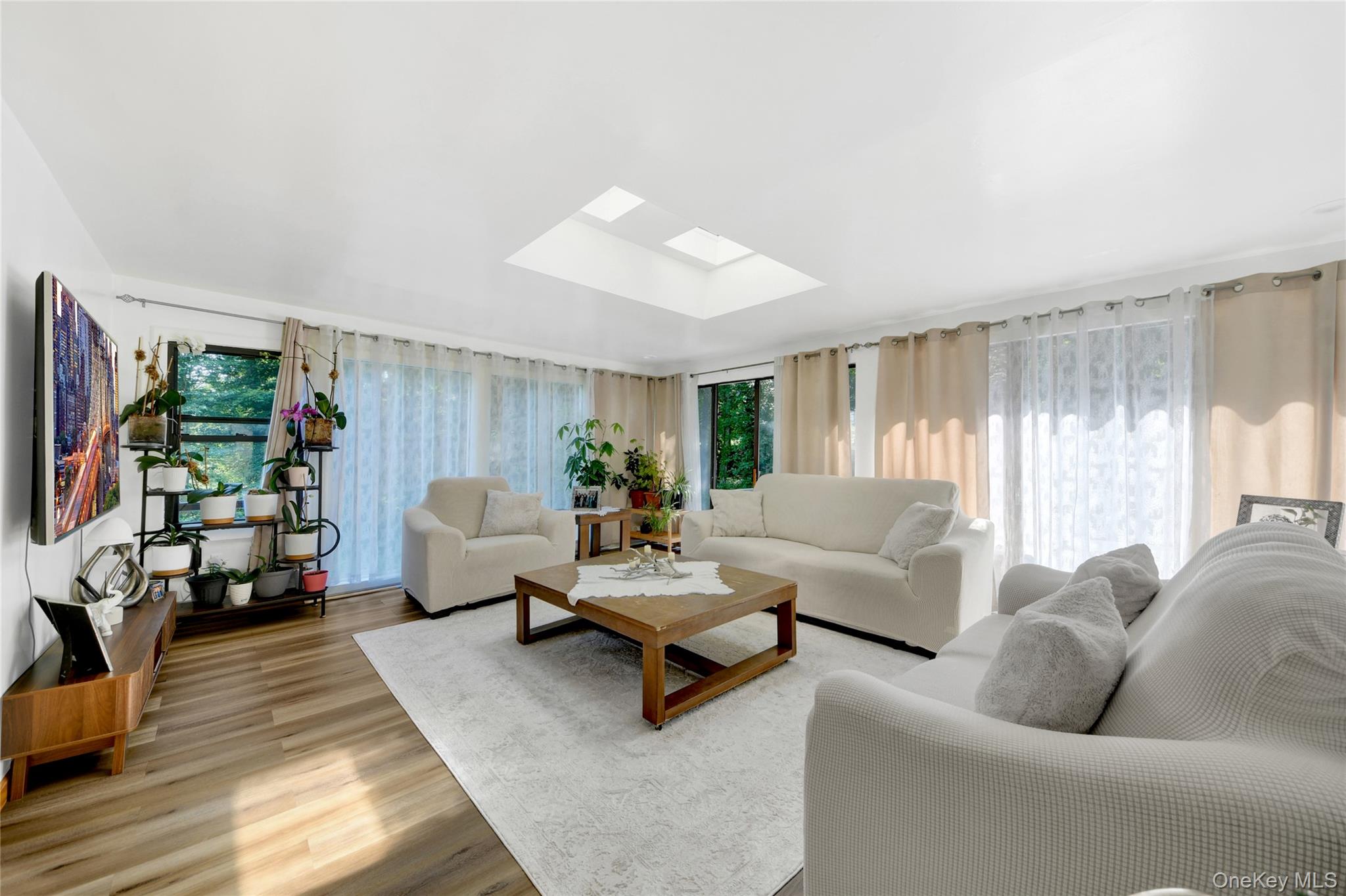 435 Birdsall Drive Property Photo 4