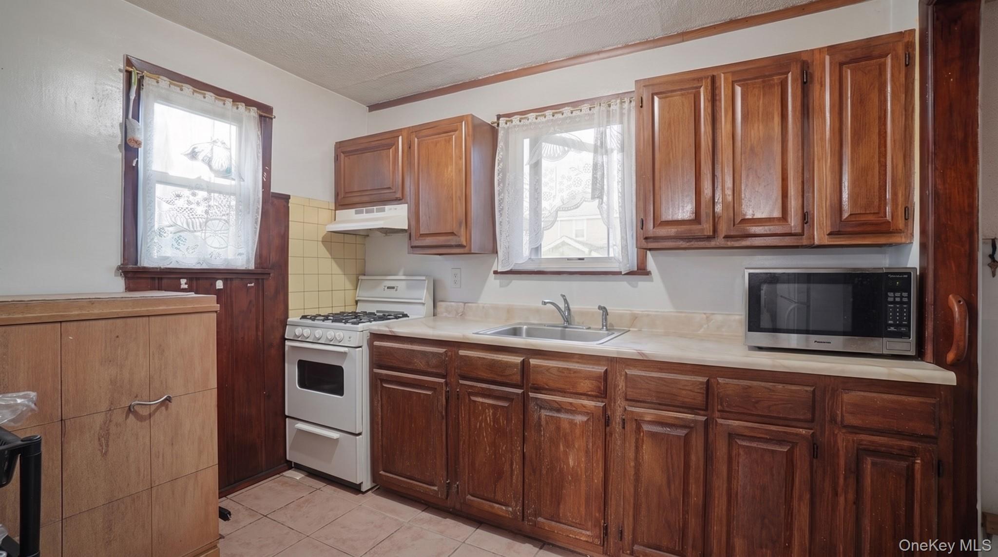 90-27 218 Place Property Photo 2