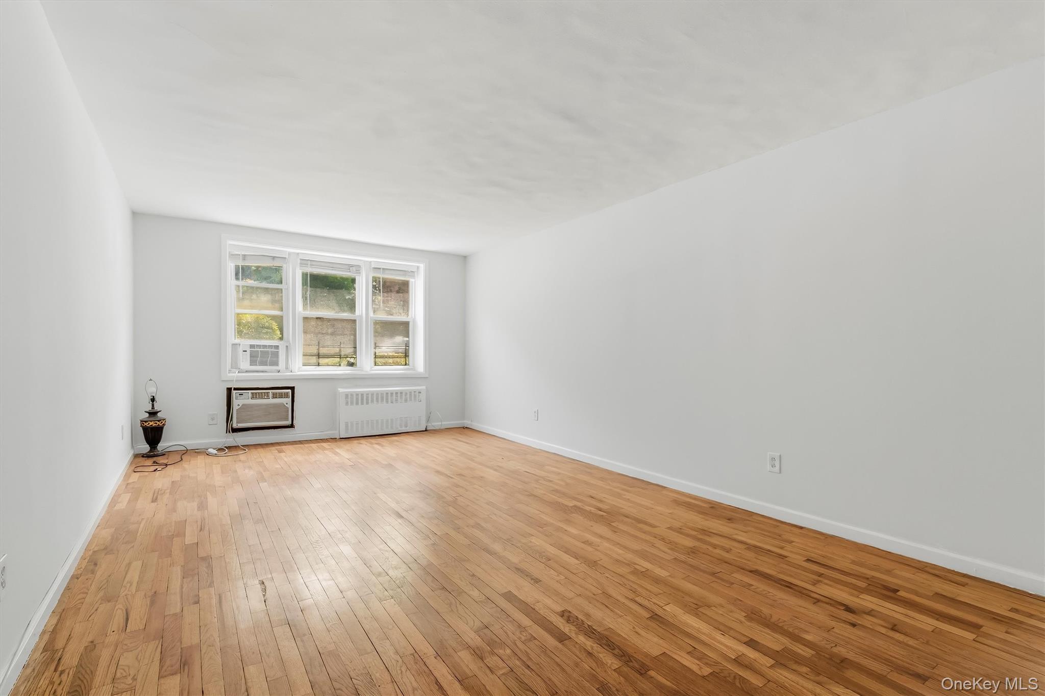 679 Warburton Avenue 2r Property Photo 9