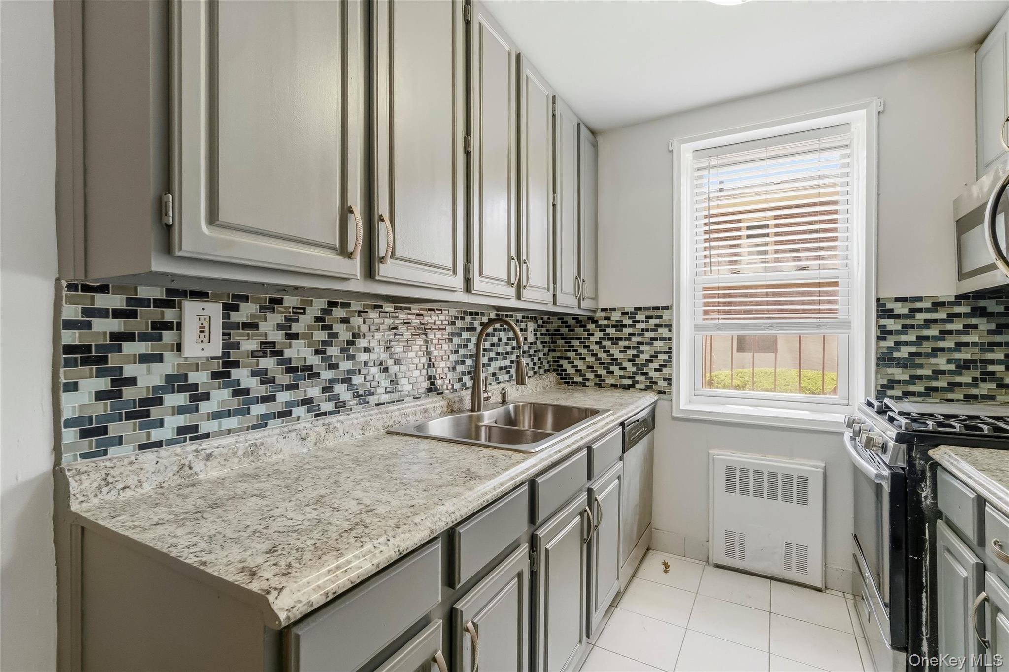 679 Warburton Avenue 2r Property Photo 14