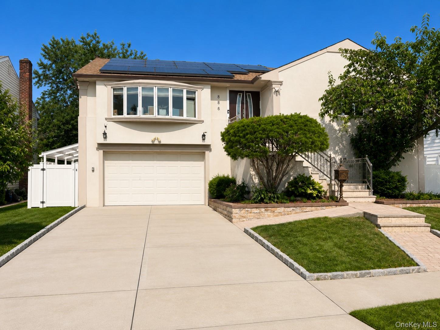 886 Woodmere Drive Property Photo 1