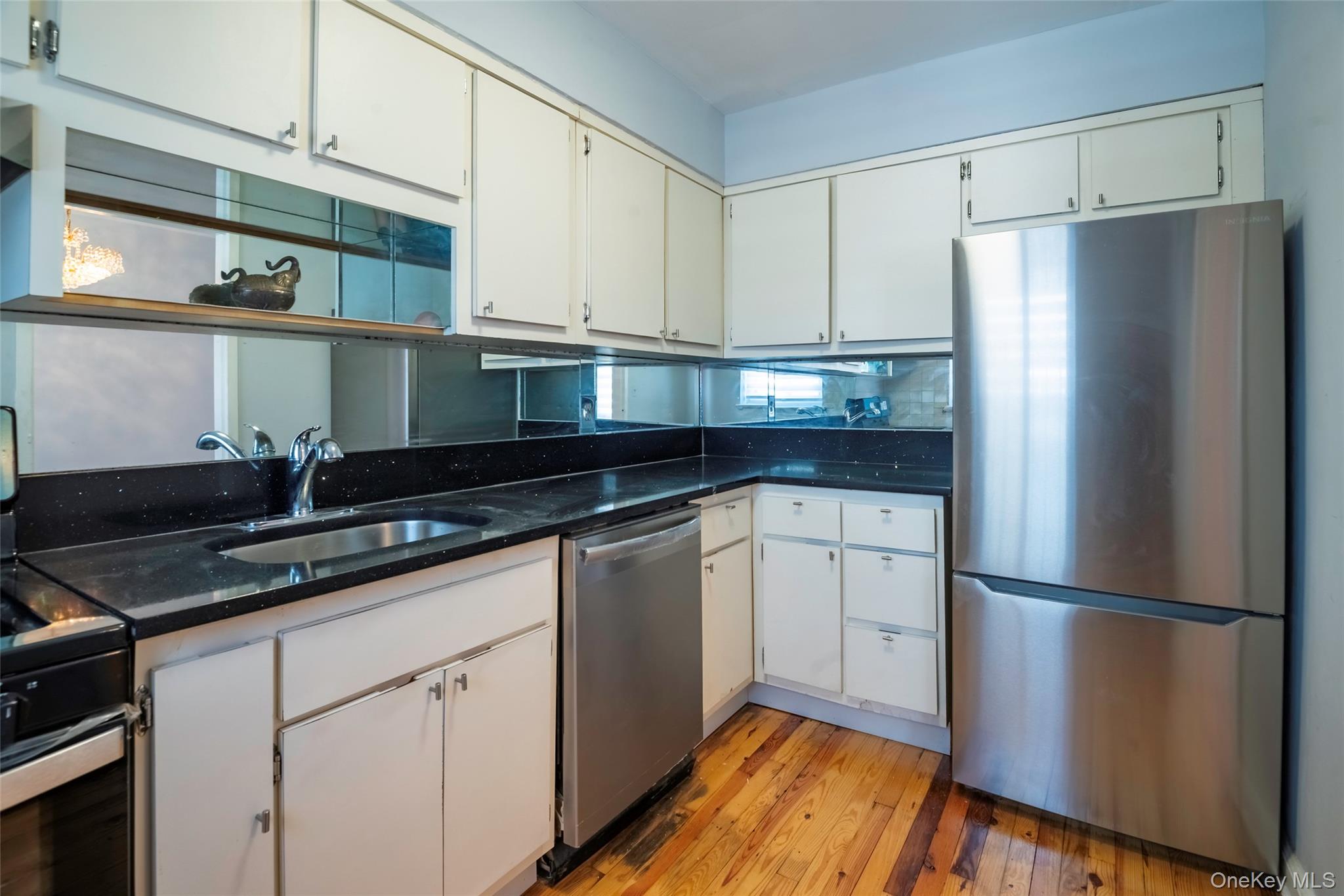 221 Middle Neck Road G5 Property Photo 17