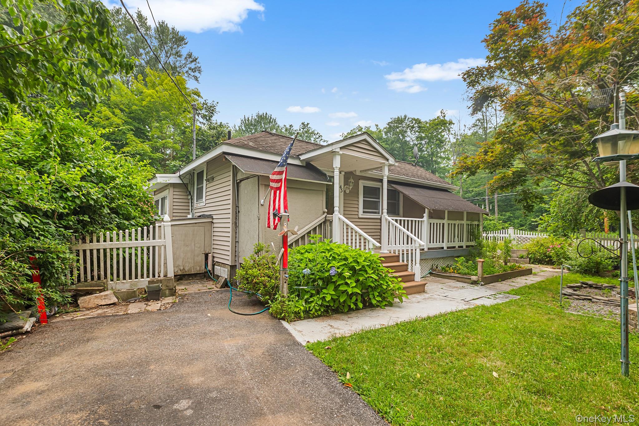 43 W Croton Drive Property Photo 2