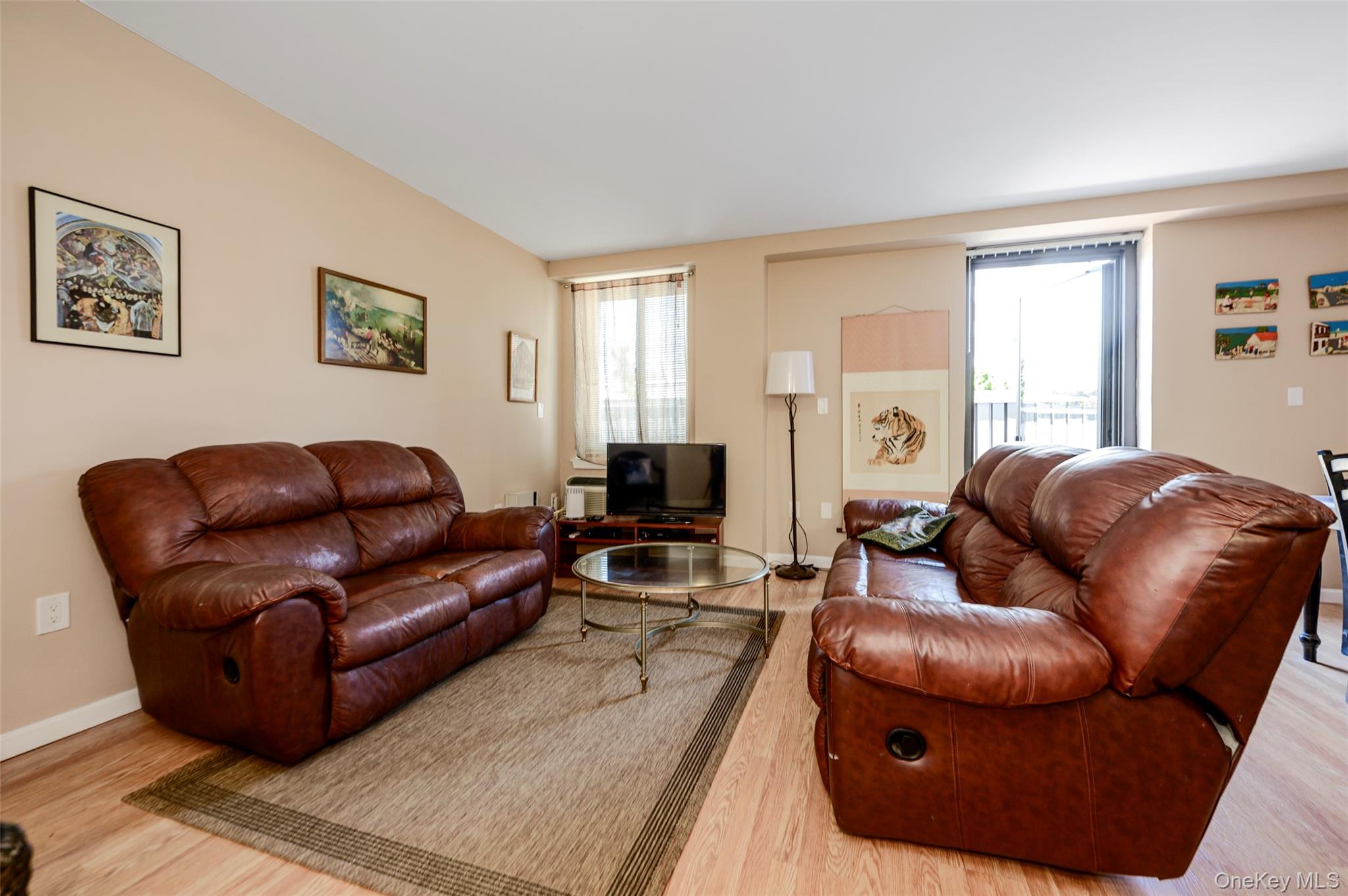 100 W Broadway 1e Property Photo 2
