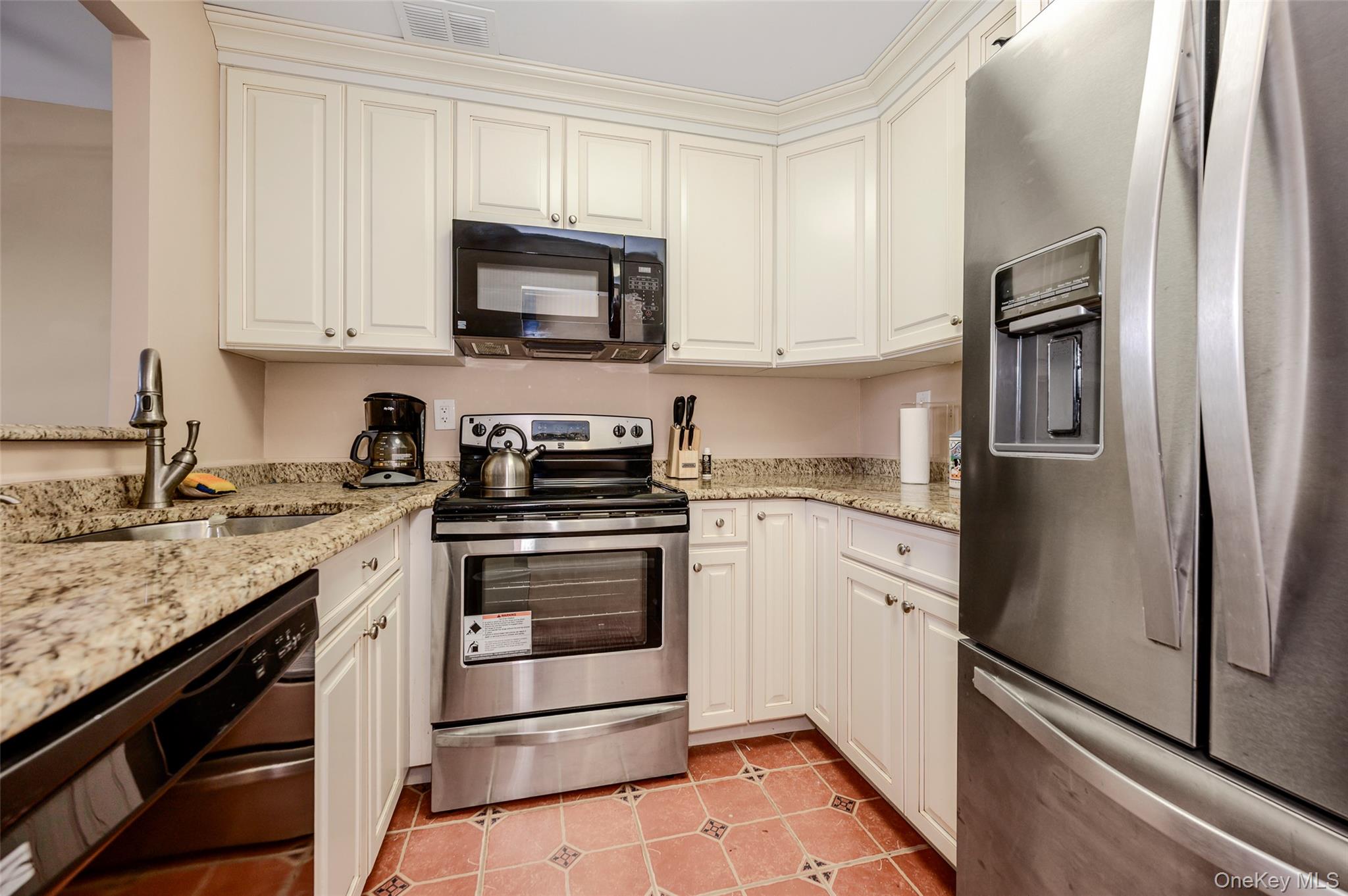 100 W Broadway 1e Property Photo 7